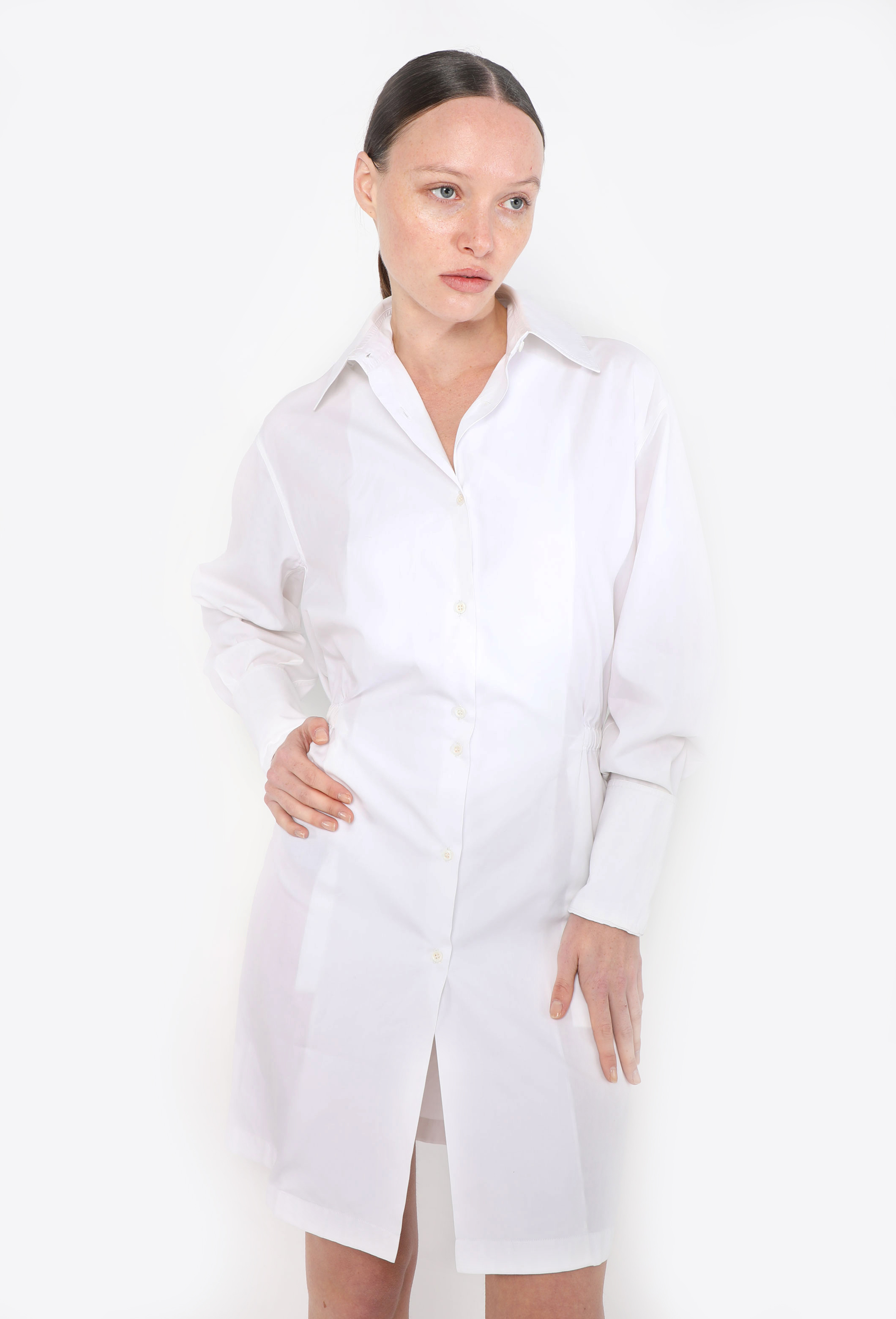 【ALAIA直営店】ROBE CHEMISE CEINTURE EN POPELINE DE COTON Cotton poplin shirt dress in white - Alaia | Mytheresa